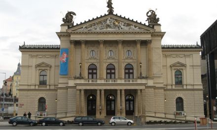 Opona za 100 tisíc. Národní divadlo prodává původní výzdobu Státní opery