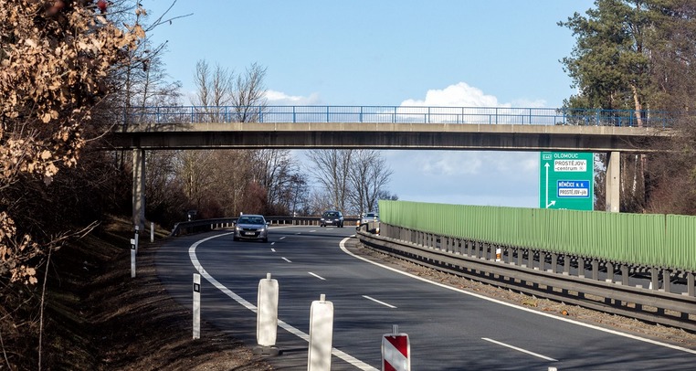Zchátralý most nad D46 u Žešova opraví, ale auta už se na něj nevrátí