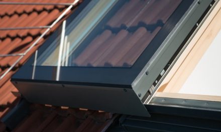 Posuvná okna pro ploché i šikmé střechy nabízejí nadstandardní design a kvalitní prosvětlení interiéru