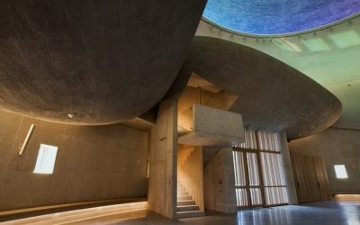 Brněnskou Lesnou zdobí nový futuristický kostel tvořený pohledovým betonem a barevným prosklením