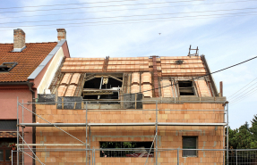Těžká střecha jako řešení proti přehřívání podkroví