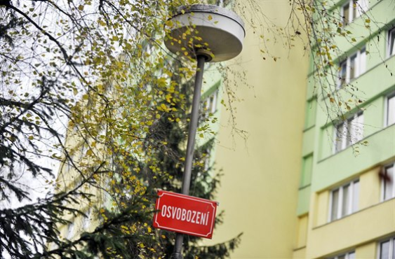 Praha začne v srpnu osazovat úsporné lampy, některé budou i dobíjet auta