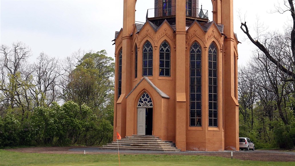 Unikátní novogotický templ v Krásném Dvoře zavřeli, po opravě do něj zatéká
