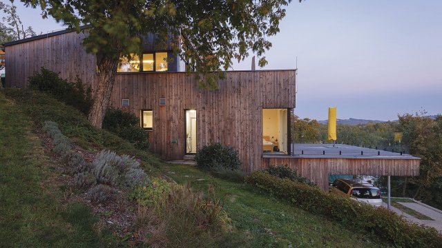 Atypický dům s panoramatickými výhledy zdůrazňuje výhody terasových staveb