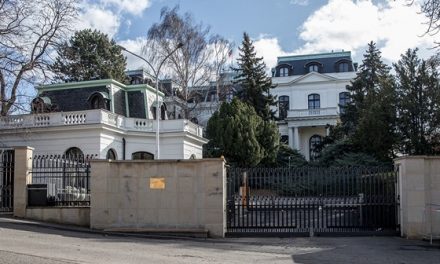 Praha chce zrušit parkovací místa u ruské ambasády, Moskva už to udělala