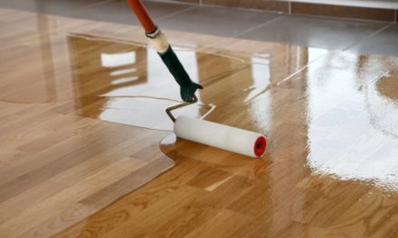 Jakou zvolit povrchovou úpravu podlah? Natírat lakem, olejem nebo voskem?