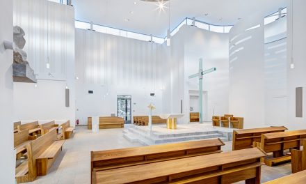 Minerální desky Multipor zateplily vnitřní portál nového kostela Krista Spasitele v Praze