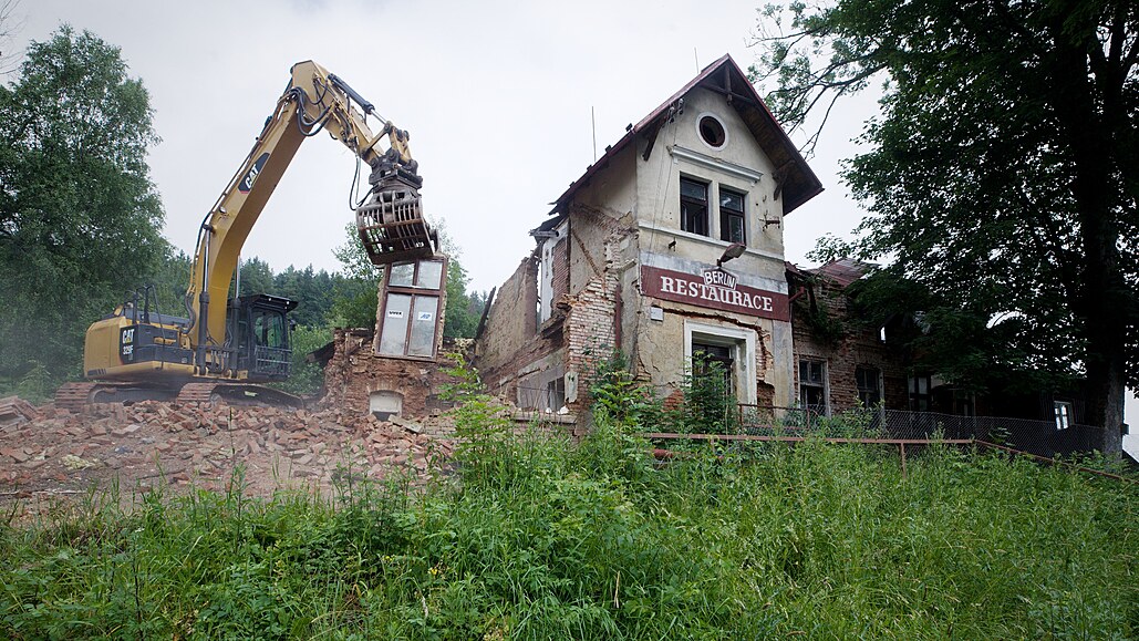 Pod Ještědem začala demolice bývalého hostince Berlín, vyrostou tu apartmány