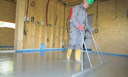 Perfektní podlahu v dřevostavbě zajistí litý cementový potěr CEMFLOW