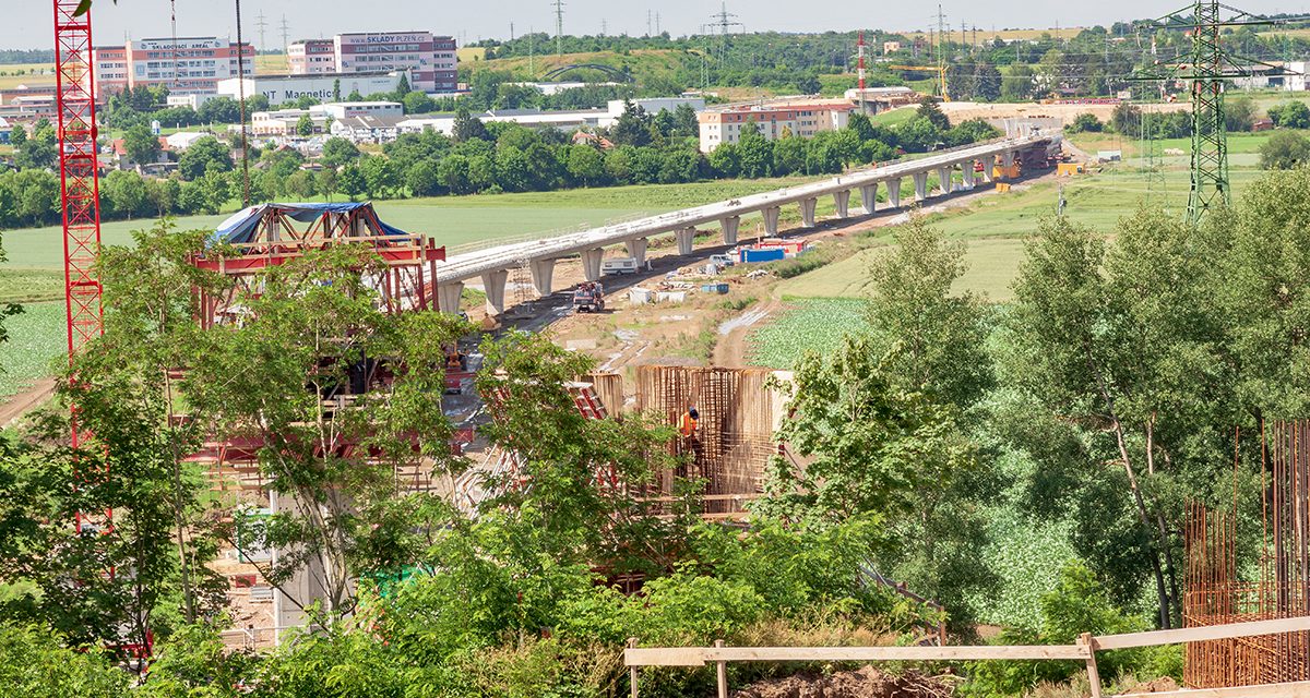 Největší dopravní stavba západních Čech jede podle plánu