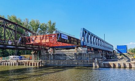 Po novém mostě v Čelákovicích projel první vlak, stavba trvala rok a půl