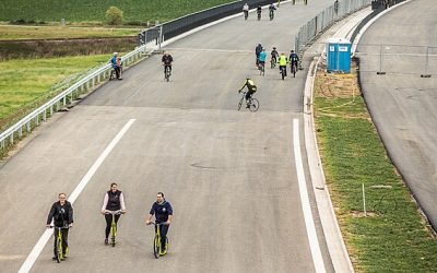 Novou dálnici u Hradce obsadili cyklisté a pěší. Autům se otevře v prosinci