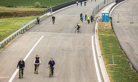 Novou dálnici u Hradce obsadili cyklisté a pěší. Autům se otevře v prosinci