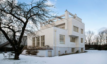Podsvícené retro otočné vypínače berker korunují interiéry Winternitzovy vily