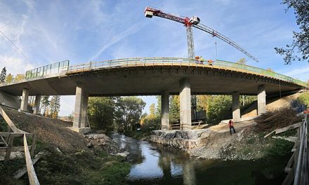 Most u Dvorců museli dělníci stavět znova, průjezdný bude od listopadu