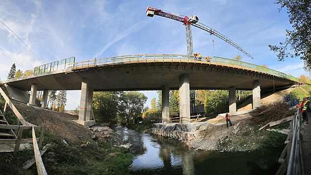 Most u Dvorců museli dělníci stavět znova, průjezdný bude od listopadu