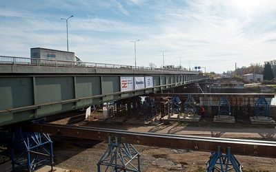 Železniční most přes Labe v Pardubicích stavební firma posunula o 18 metrů