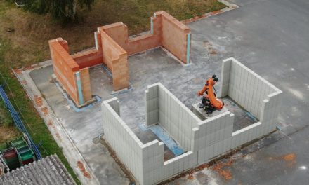 Robotický stavař dokáže konstruovat stěny přímo v místě staveb