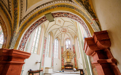 Opravený kostel ve Velvarech otevřel, je unikátní barevnou výmalbou