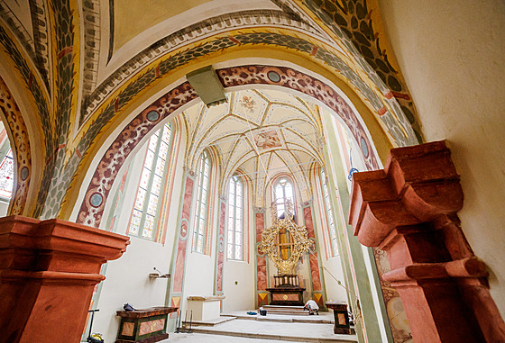 Opravený kostel ve Velvarech otevřel, je unikátní barevnou výmalbou