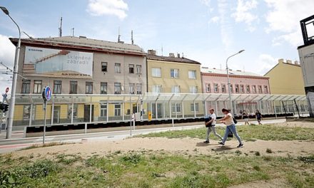 Miliardový projekt Plotní v Brně hyzdí vady, cestující musí chodit po blátě