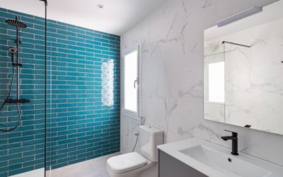 Obklady do koupelen: Hitem jsou imitace drahých materiálů, patchwork i epoxidové spáry