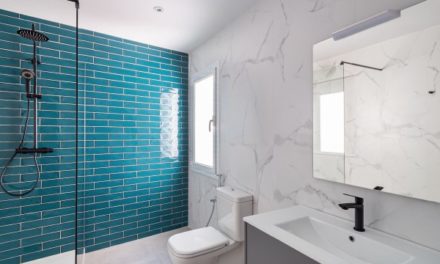 Obklady do koupelen: Hitem jsou imitace drahých materiálů, patchwork i epoxidové spáry