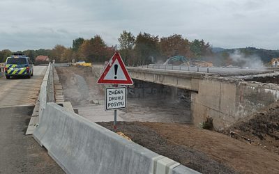 Trojice bagrů bourá most u Mirotic na Písecku, uvolní místo nové dálnici D4