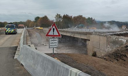 Trojice bagrů bourá most u Mirotic na Písecku, uvolní místo nové dálnici D4