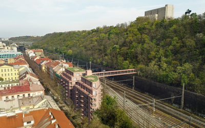 Železniční trať mezi Karlínem a parkem na Vítkově překlene lávka s výtahem