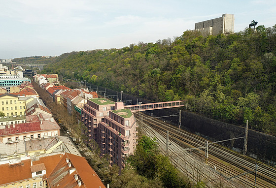 Železniční trať mezi Karlínem a parkem na Vítkově překlene lávka s výtahem