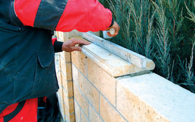 Zdění plotu z betonových tvarovek